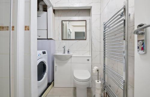 Cowley House | 5 Bed House - Sleeps 11 - Parking - Garden - Wifi