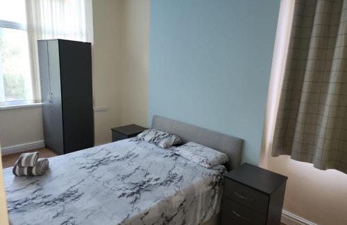 Stoke-on-Trent House | 5 Bed House - Sleeps 6 - Wifi - Parking