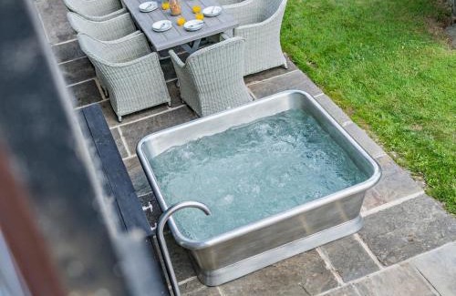 Halifax House | 5 Bed in Halifax 96061