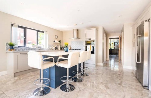 Ormeau House | 5 bed Spacious Luxury With Free Driveway Parking, Superfast Wifi, Close to City