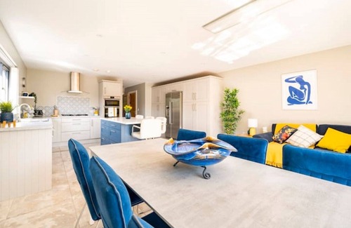 Ormeau House | 5 bed Spacious Luxury With Free Driveway Parking, Superfast Wifi, Close to City