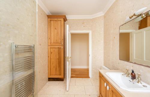 Ardmore Villa | 5 Bed Villa - Sleeps 10 - Hot Tub - Country Views