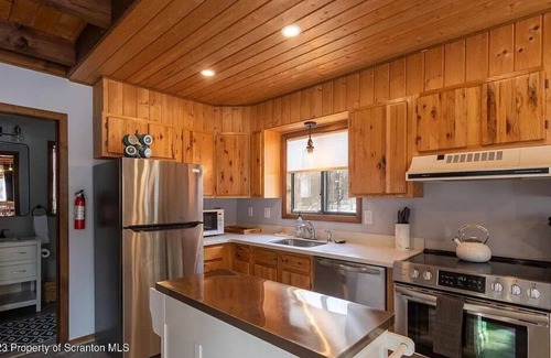 Lake Ariel House | 5 bedroom 3 bath Poconos retreat, near lakes, tennis, golf, skiing, rec center