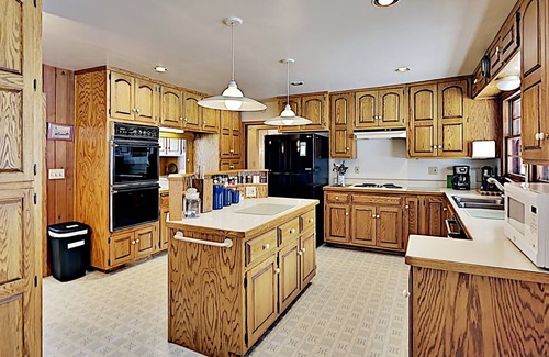 Stone Lake Cabin | 5 Bedroom 5 Bath Pet Friendly Cabin On 5,000 Acre Lake Near Hayward