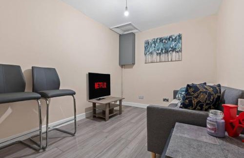Holbrooks Apartment | 5-Bedroom Contractor Home near CBS Arena