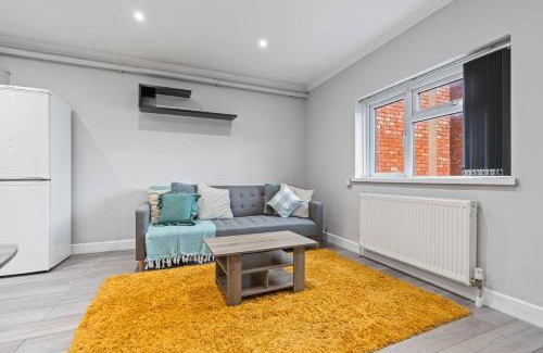 Holbrooks Apartment | 5-Bedroom Contractor Home near CBS Arena