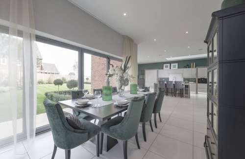 Bicester House | 5 Bedroom House located near The Heyford for fab food & drinks & BicesterVillage