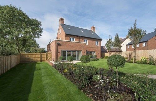 Bicester House | 5 Bedroom House located near The Heyford for fab food & drinks & BicesterVillage