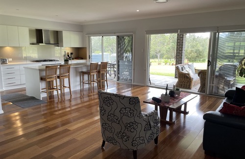 Coolongolook House | 5 bedroom house with access to a river lots of space