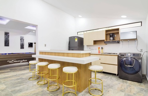 Las Lomas I Apartment | 5 Bedroom Provenza! Golden Jacuzzi and pool table - 1 Block from Lleras