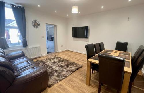 Newcastle-upon-Tyne Apartment | 5 Bedroom Sleeps 10 Free Parking Wifi