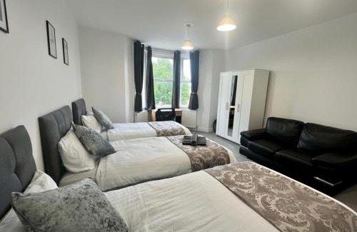 Newcastle-upon-Tyne Apartment | 5 Bedroom Sleeps 10 Free Parking Wifi