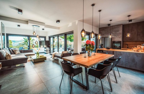 Rtina House | 5 bedroom stunning home in Razanac