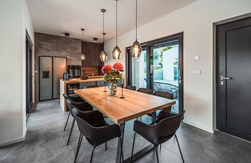 Rtina House | 5 bedroom stunning home in Razanac