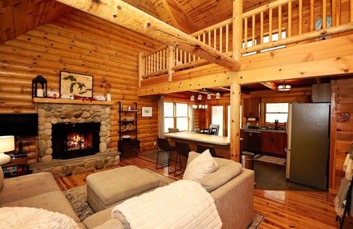 East Jordan Cabin | 5 BR log cabin - Hot Tub - 40 private acres - Hiking trails