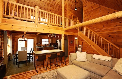 East Jordan Cabin | 5 BR log cabin - Hot Tub - 40 private acres - Hiking trails