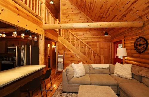 East Jordan Cabin | 5 BR log cabin - Hot Tub - 40 private acres - Hiking trails