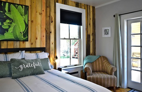 Snowflake Hotel | #5 Charming Room in Historic House, Sage Suite