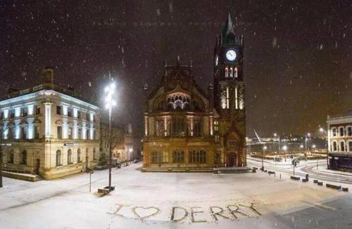 Londonderry House | 5 Guests - Helens House Derry City Centre - 3 Bed