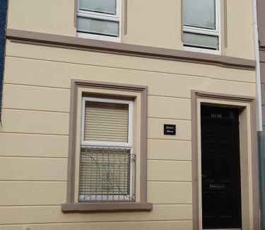 Londonderry House | 5 Guests - Helens House Derry City Centre - 3 Bed