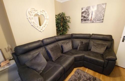 Londonderry House | 5 Guests - Helens House Derry City Centre - 3 Bed