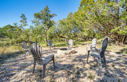 Dripping Springs House | 5 Mi to Dtwn Dripping Springs Cabin with Jacuzzi!