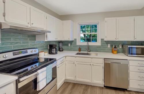 Old Village House | 5 Min to Beach—King Beds