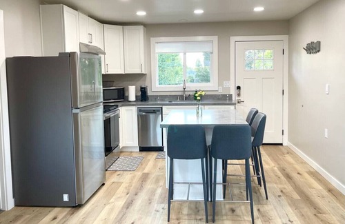 Concord House | 5 min to DWTN, BART & Park| Private Deck w/View