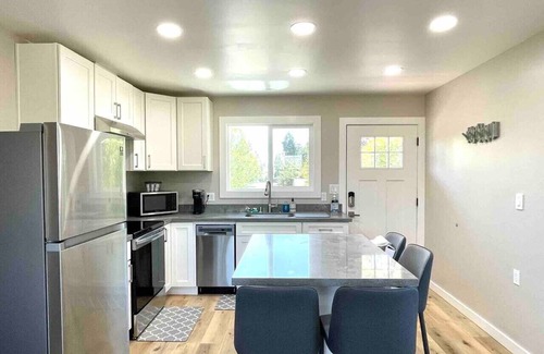 Concord House | 5 min to DWTN, BART & Park| Private Deck w/View