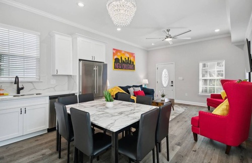 Tulane - Gravier House | 5 Min to FQ | Stylish 5BR | Outdoor Seating & Park