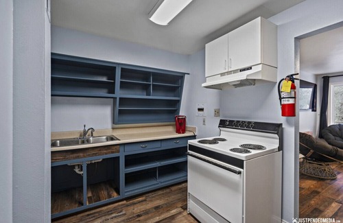 Spenard Apartment | 5 Min walk to restaurants/cafes, 8 min drive to airport, 10 min walk to trails.