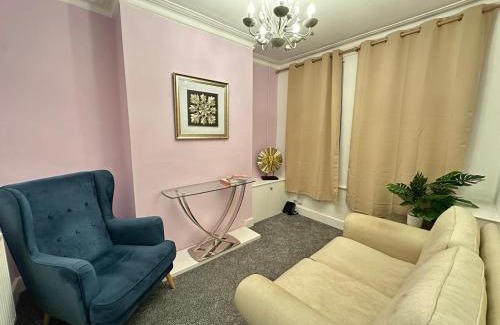 Anfield House | 5 Mins to Anfield, 2 Bed, Mosaic Art House