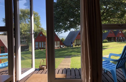 Martin Ski Chalet | 5 mins. to beach, tennis, pool. food in local pubs, castles close by, Free WiFi.