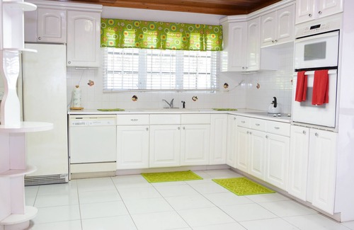 Nassau House | 5-Minute Walk to Saunders Beach, restaurants, attractions and public transport