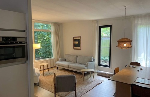 Andijk Ski Chalet | 5 Minutes from IJsselmeer. 6 persons Chalet with large private garden near water