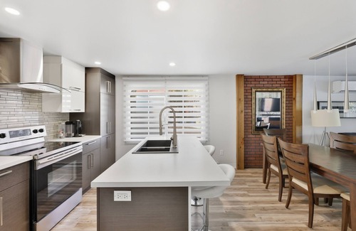 Saint Donat Ski Chalet | 5 minutes from Mont-Garceau! Waterfront cottage with spa in Saint-Donat.