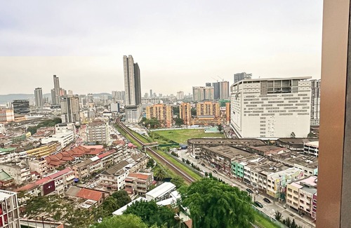 Pudu Apartment | 5 minutes to Bukit Bintang! Couple studio Apartment/Infinity pool/Metro station.