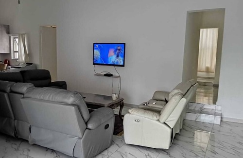 Erasmuskloof Apartment | 5 minutes to Menlyn mall and 4 minutes to Time Square casino.