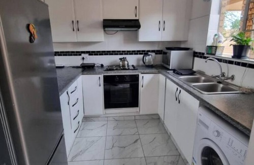 Centurion Apartment | 5 minutes to shops and malls