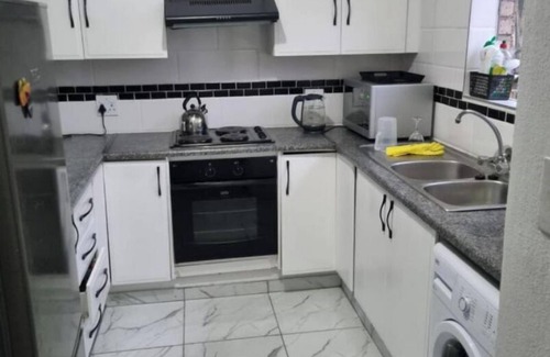 Centurion Apartment | 5 minutes to shops and malls