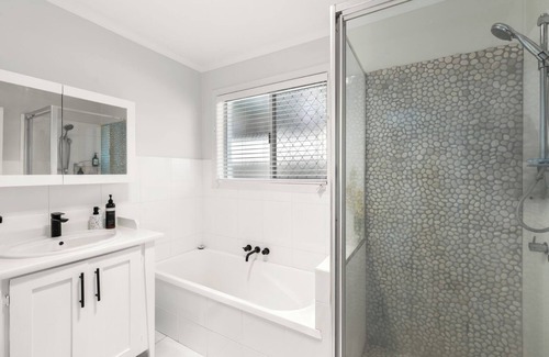 Broadbeach House | 5 minutes walk to pacific fair/beach-3 bedrooms with 3 ensuites, suit 10 people
