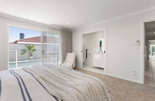 Broadbeach House | 5 minutes walk to pacific fair/beach-3 bedrooms with 3 ensuites, suit 10 people