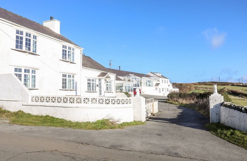 Holyhead Cottage | 5 PORTHDAFARCH SOUTH COTTAGES, pet friendly in Trearddur Bay