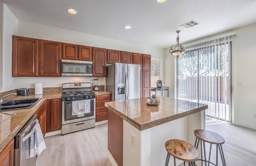 North Las Vegas House | 5 queen beds/Free Streaming/Wi-Fi/Tv's/Coffee