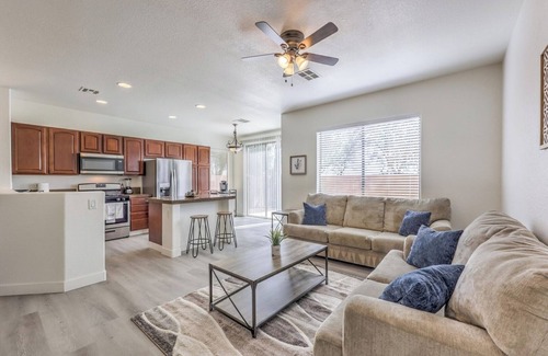 North Las Vegas House | 5 queen beds/Free Streaming/Wi-Fi/Tv's/Coffee