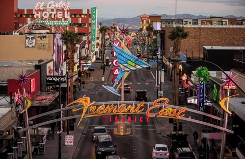 North Las Vegas House | 5 queen beds/Free Streaming/Wi-Fi/Tv's/Coffee