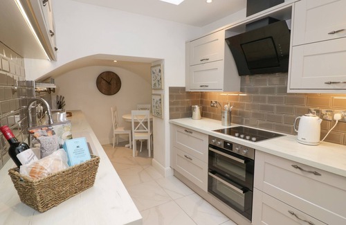 Bridgnorth House | 5 RIVERSIDE, romantic, with open fire in Bridgnorth