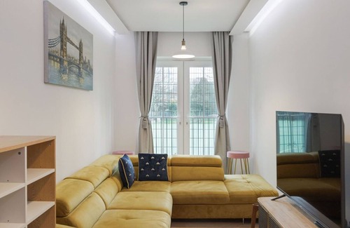 Kilburn Apartment | 5-Star Luxury Retreat Overlooking the Park