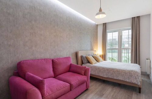 Kilburn Apartment | 5-Star Luxury Retreat Overlooking the Park