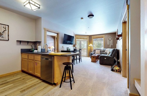 Mammoth Lakes Condo | 5-Star Mtn Modern Unit, Balcony, Near Walking & Biking Trails. Pool On-site